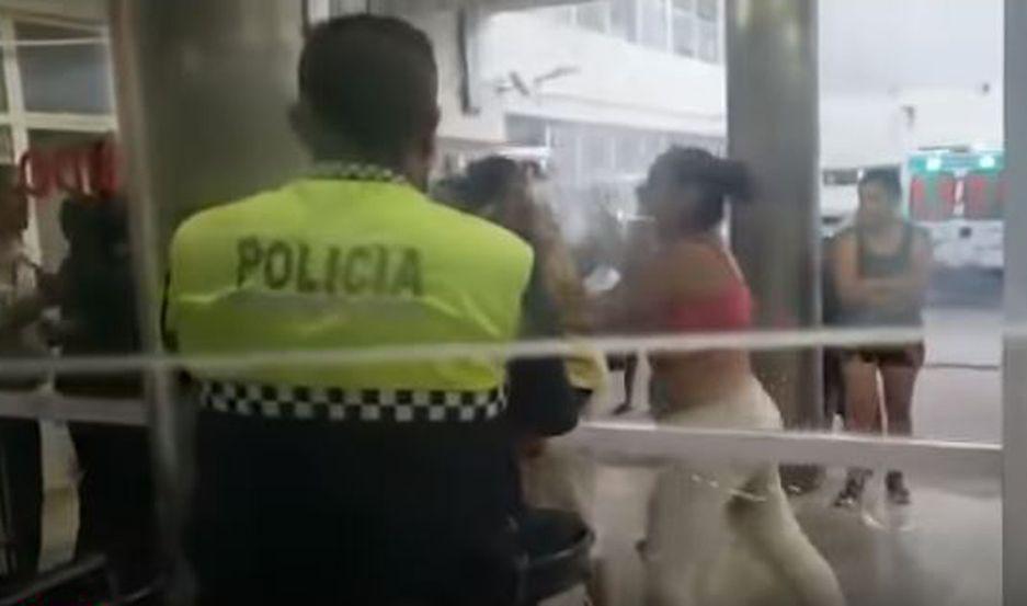 VIDEO  Personal del hospital Padilla de Tucumaacuten fue agredido por familiares de pacientes