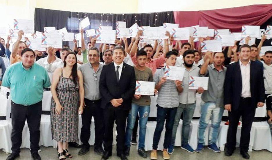 Decenas de vecinos de Campo Gallo obtuvieron su título de la Escuela de Artes y Oficios de la Unse