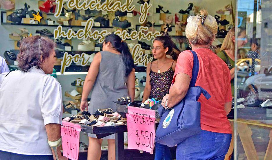 La mayor afluencia de consumidores la captaron los comercios entre el s�bado el lunes y la tarde
del martes
