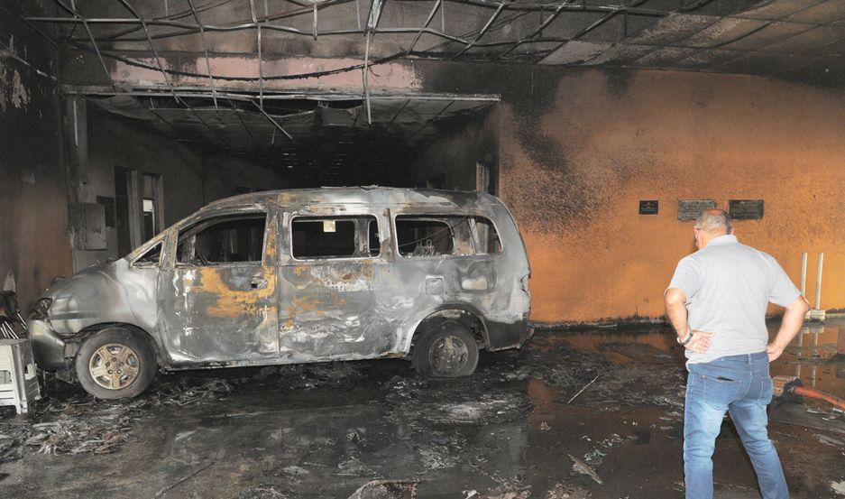 Los bomberos trabajaron varias horas hasta lograr controlar las llamas Los destrozos fueron totales