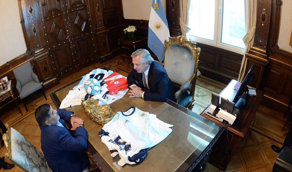 El 10 le llevó una camiseta de Gimnasia firmada al presidente