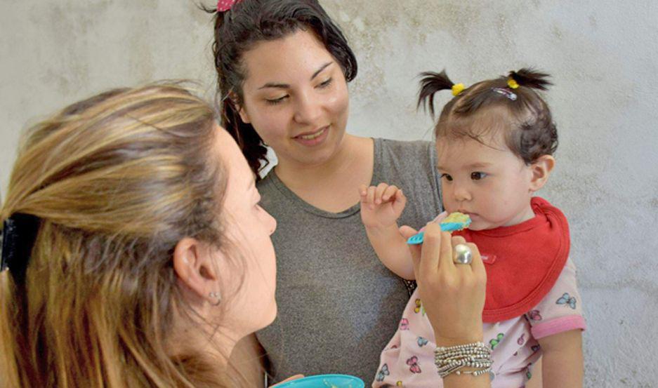ASISTENCIA Nutricionistas del programa ayudan a las madres para la elaboración de los alimentos que se les provee
