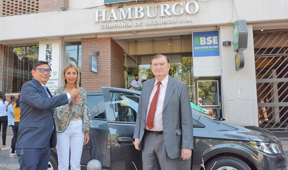 PREMIO La feliz ganadora recibió las llaves de su automóvil 0 km de manos del gerente comercial de la empresa
