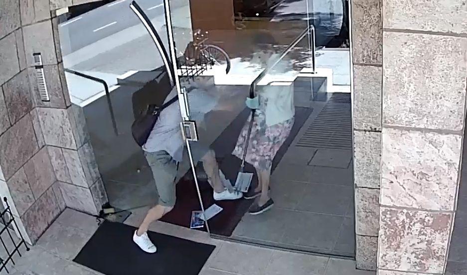 VIDEO  Un falso cartero atacoacute a una abuela de 83 antildeos para quitarle el bono de 5 mil pesos