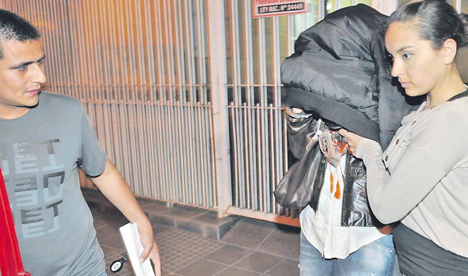 Estudiante de abogaciacutea presa por el robo de pesos doacutelares y perfumes importados a la hija de una fiscal