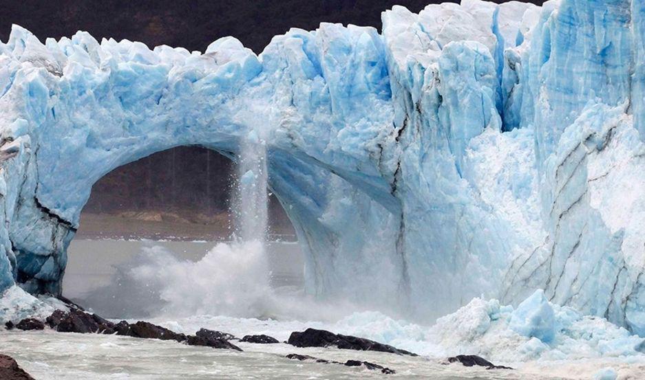 VIDEO  Se cayoacute el puente de hielo del glaciar Perito Moreno