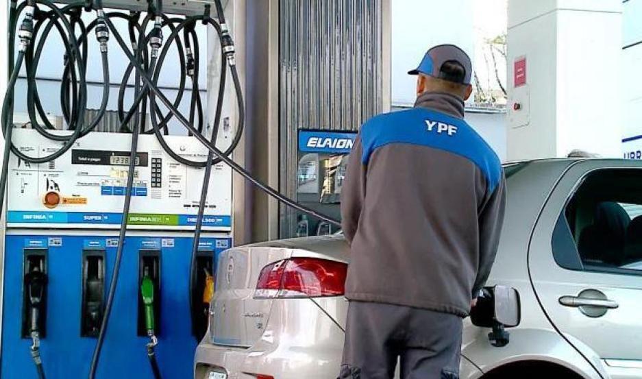 El presidente Fernaacutendez ordenoacute a YPF no aumentar los combustibles