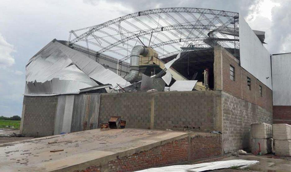 Fuerte tormenta con peligrosas raacutefagas provocoacute destrozos en el interior del departamento Banda
