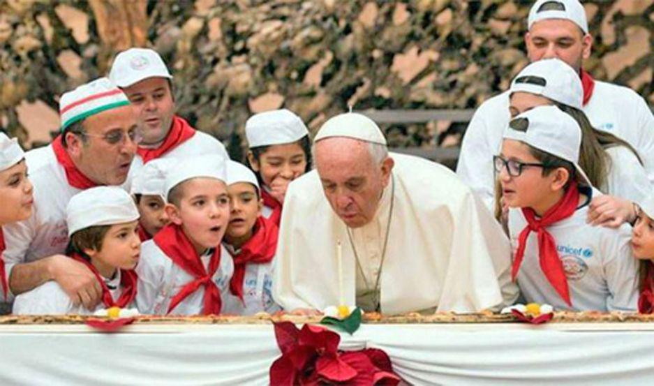 El papa Francisco reprendioacute a los  nintildeos que usan el celular en la mesa