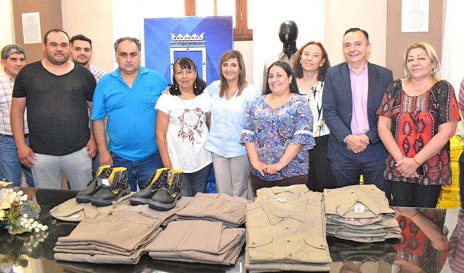 Norma Fuentes entregoacute nuevos uniformes al personal de maestranza