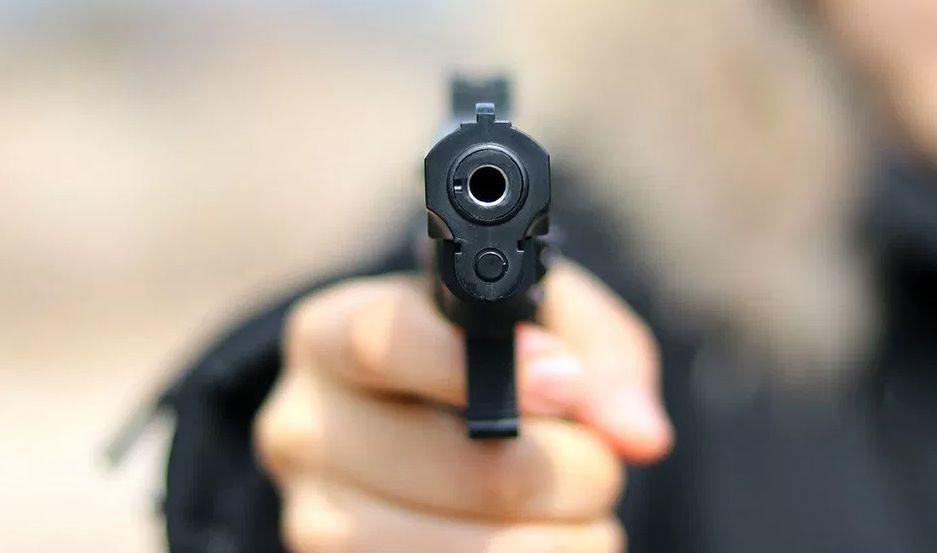 Una mujer le disparoacute a su hijastro de 12 antildeos en la cabeza y luego se suicidoacute