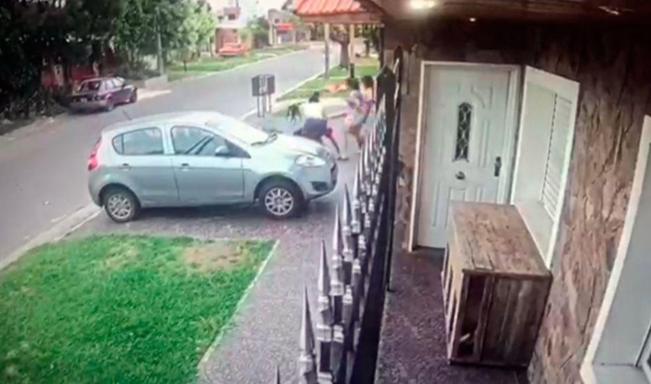 VIDEO  Tratoacute de robar en una casa pero la duentildea sabiacutea kick boxing y le dio una paliza