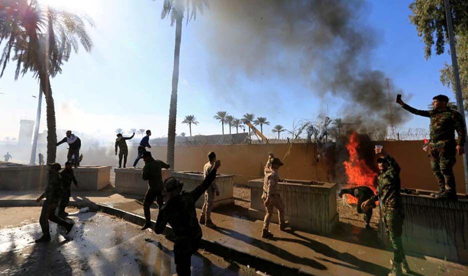 Militantes de Hezbollah en Irak intentan entrar a la embajada de EEUU en Bagdad