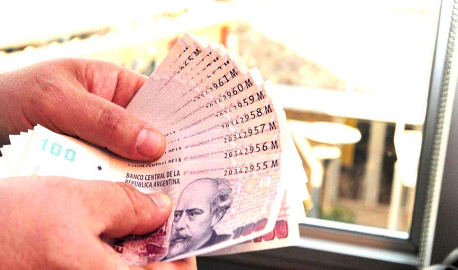Fernaacutendez y su equipo preparan un aumento por decreto para trabajadores puacuteblicos y privados