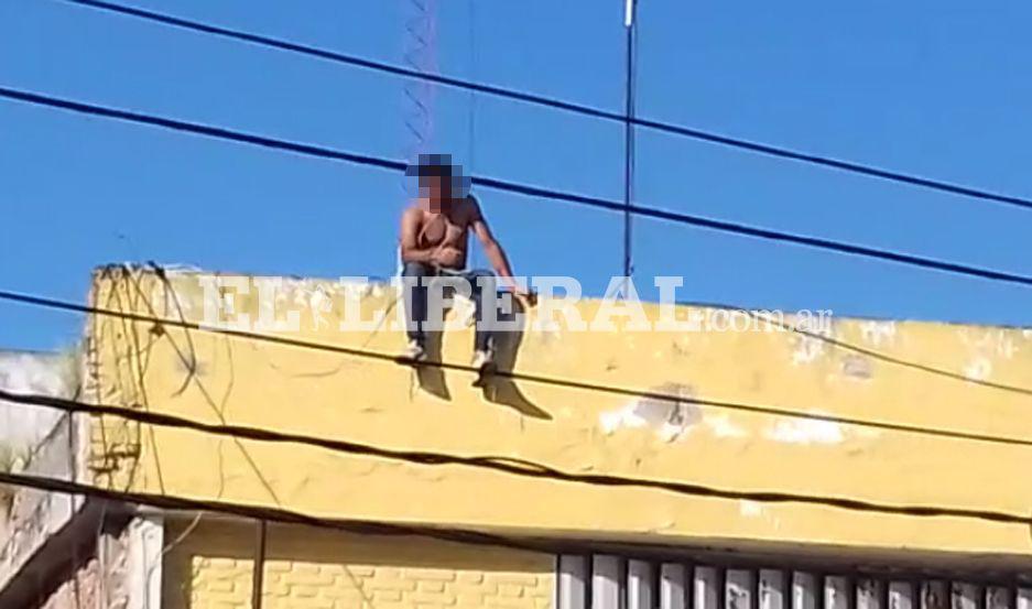 VIDEO Huyoacute de la policiacutea se subioacute al techo del ex hospital de nintildeos y amenazoacute con tirarse y ahorcarse