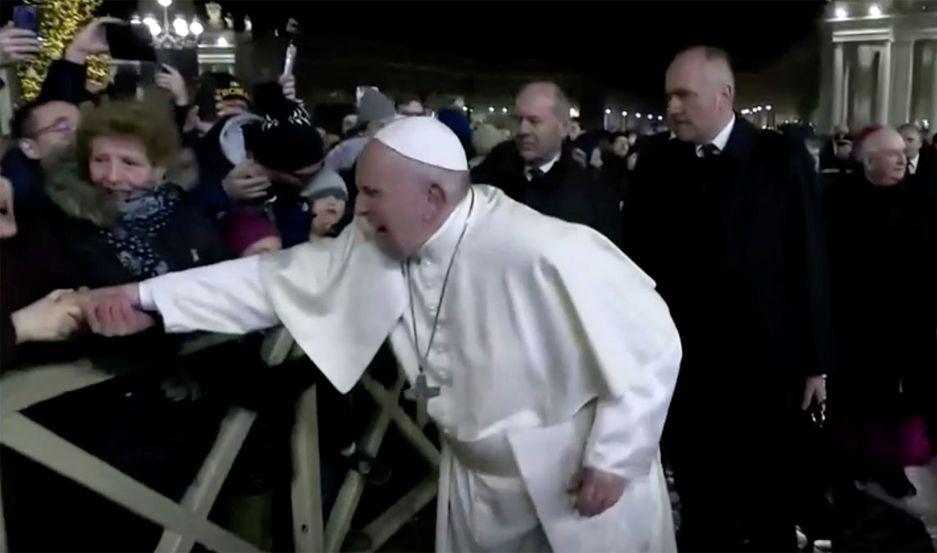 VIDEO  El papa Francisco le dio un chirlo a una mujer que le agarroacute el brazo