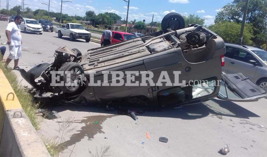 El chofer fue rescatado del auto por personal policial de la Comisaría 45