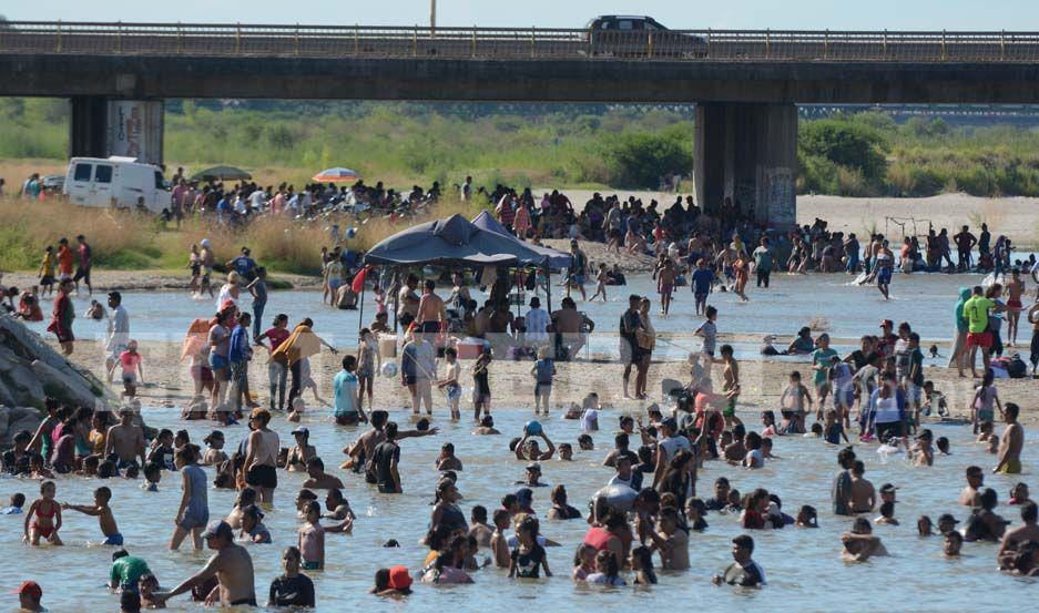 El río Dulce fue el lugar elegido para combatir el calor