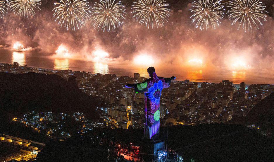 La ciudad de Río de Janeiro brindó uno de los m�s vistosos recibimientos al año 2020
