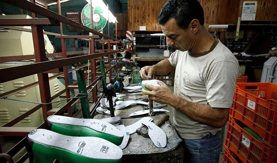 Antildeo de derrumbe para la industria del calzado en el paiacutes