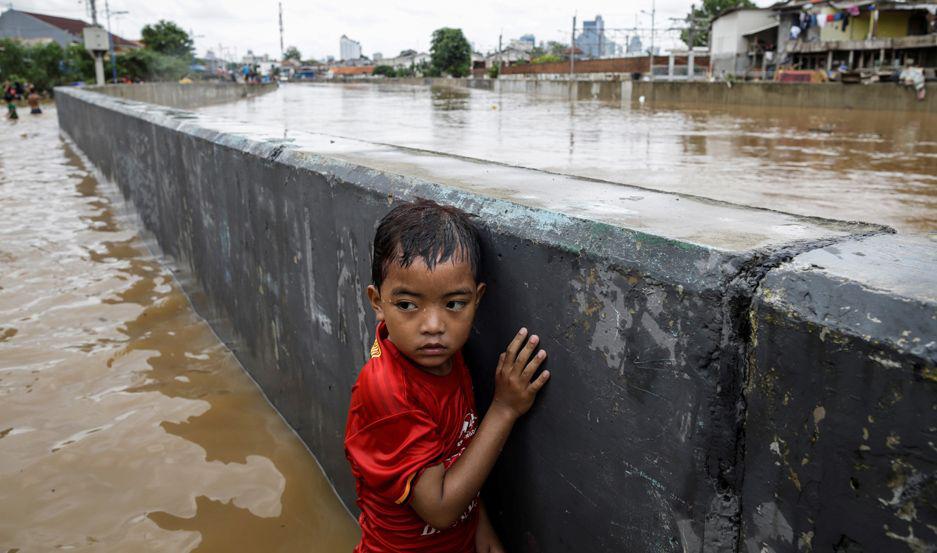 Al menos 21 muertos y miles de evacuados por inundaciones en Indonesia