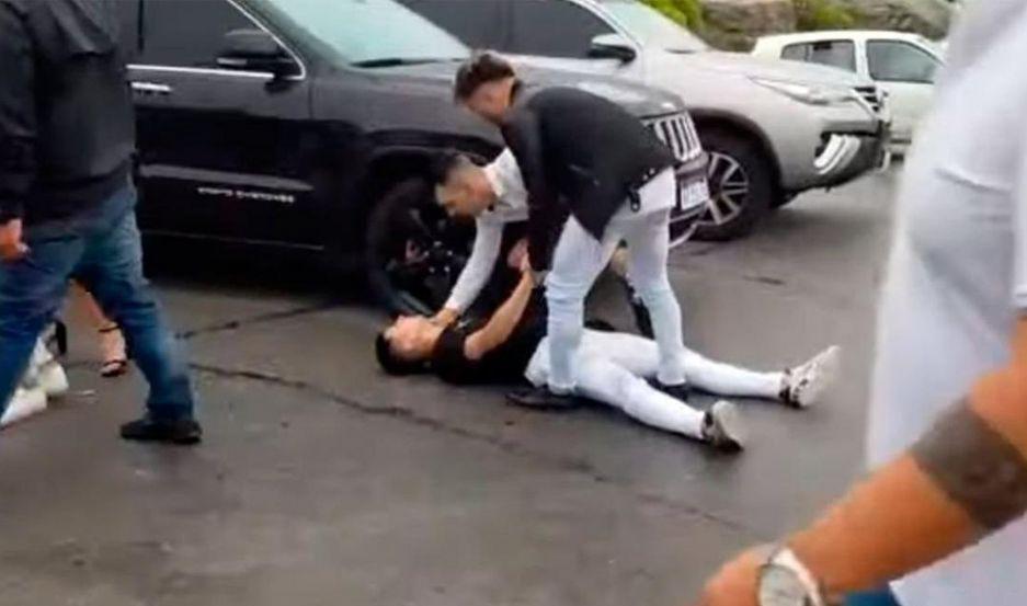 VIDEO  Un patovica estrelloacute a un joven contra el piso y lo dejoacute inconsciente