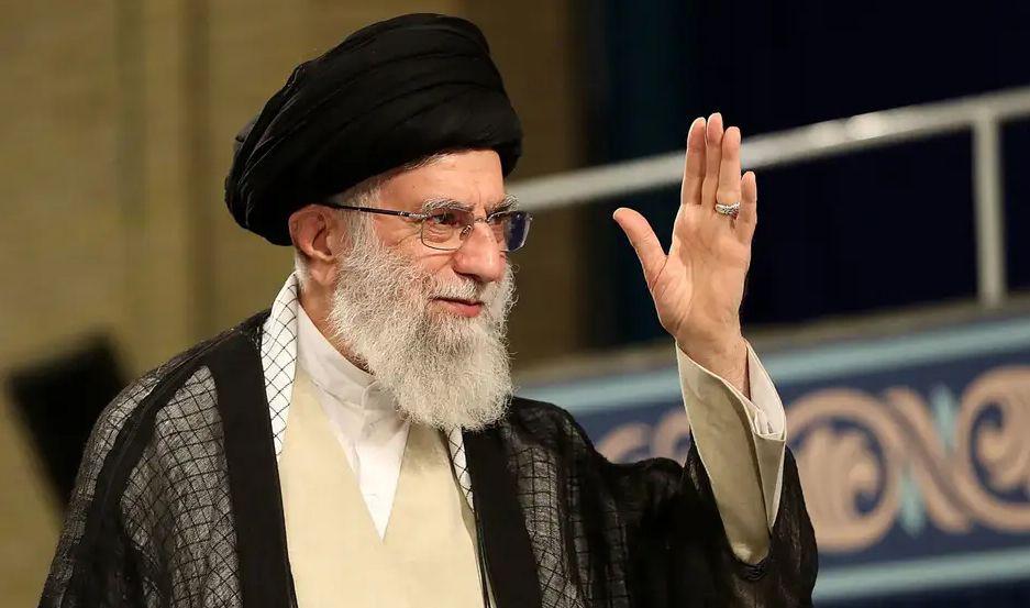 El ayatollah Khamenei decretoacute tres diacuteas de duelo y juroacute venganza