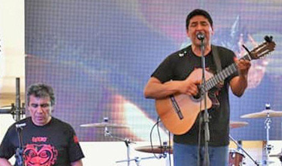 La primera vez en un escenario mayor del conjunto folcloacuterico santiaguentildeo Los del Corazoacuten