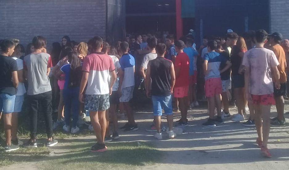 La policiacutea suspendioacute una matineacute no autorizada en un boliche de la autopista