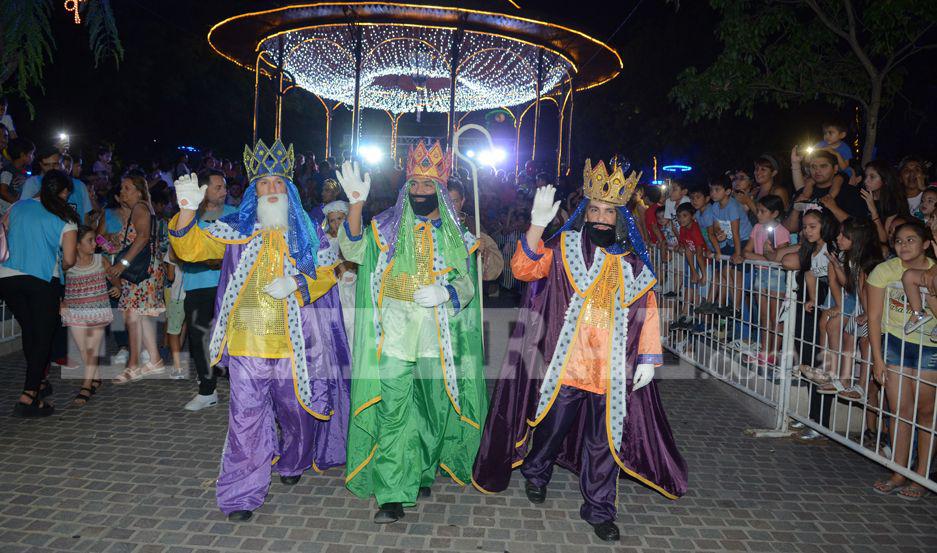 VIDEO  Miraacute el paso de Melchor Gaspar y Baltasar por Santiago