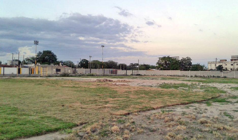 El Club Social y Deportivo Herrera El Alto avanza con el ceacutesped en su campo de juego