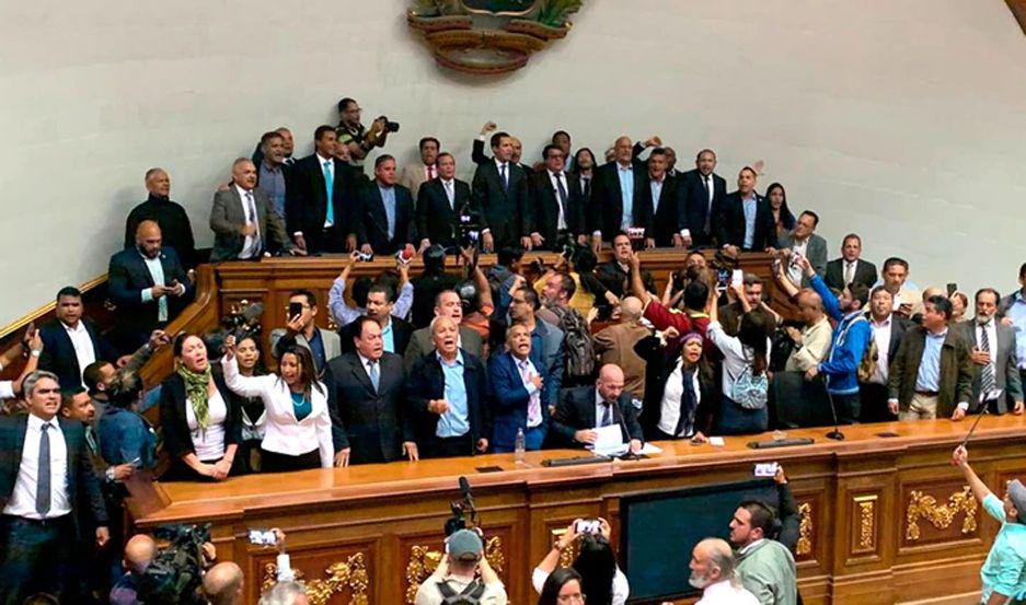 El mandatario encargado lideró un grupo de m�s de 100 legisladores que atravesó varios cercos policiales