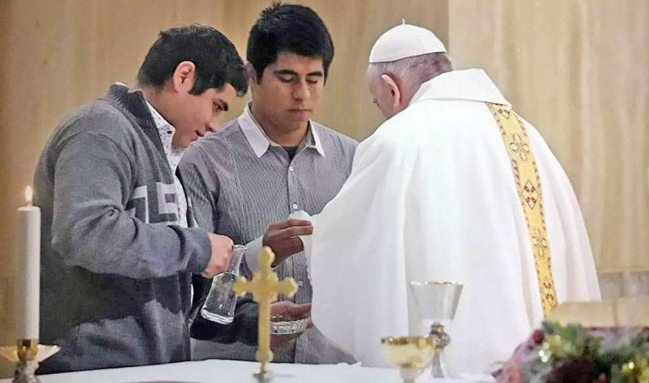 Chicos santiaguentildeos recuperados de las drogas fueron monaguillos en misa del Papa en Roma