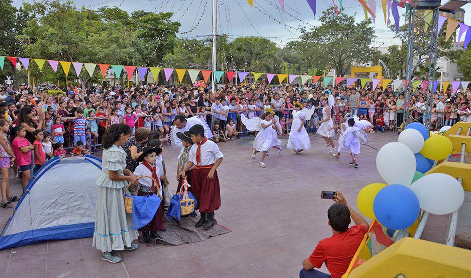 Miles de chicos disfrutaron de  los festejos por el Diacutea de Reyes Magos en la plaza Belgrano
