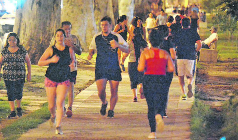 HORARIO Debe evitarse entrenar de 12 a 17 Se recomienda hacerlo a primera hora de la mañana o a �ltima de la tarde