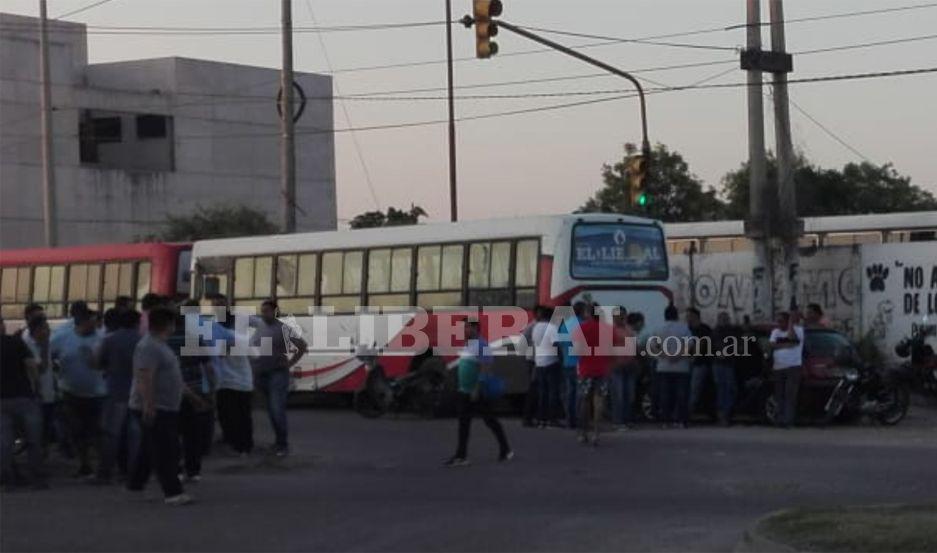 Miles de pasajeros quedaron varados por paro de las liacuteneas 15 116 y 17