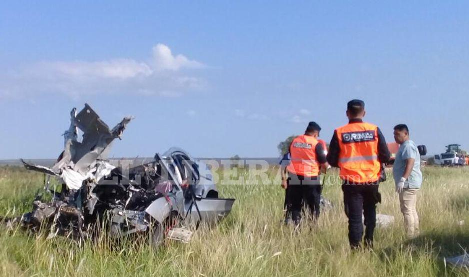 Terrible choque frontal entre un camioacuten y un auto dejoacute dos personas muertas