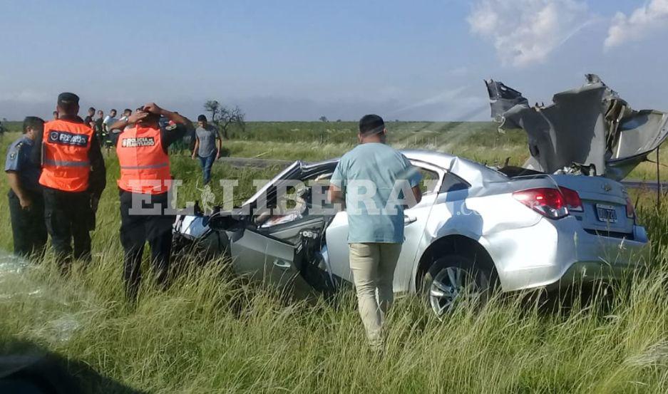 Terrible choque frontal entre un camioacuten y un auto dejoacute dos personas muertas