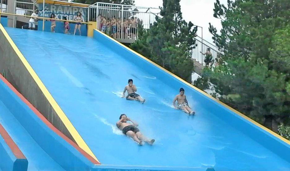 Cuenta con rampas y toboganes junto a una enorme pileta con juegos de olas
