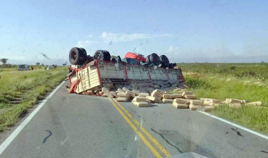 Las víctimas del accidente en Ojo de Agua murieron en el acto y quedaron atrapadas entre los hierros retorcidos