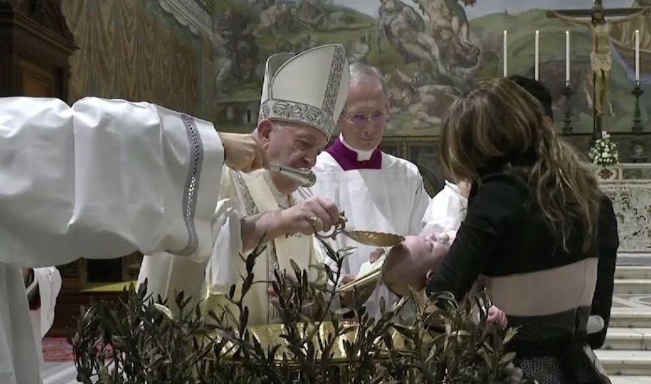 El papa Francisco bautizoacute a 32 pequentildeos en la Capilla Sixtina