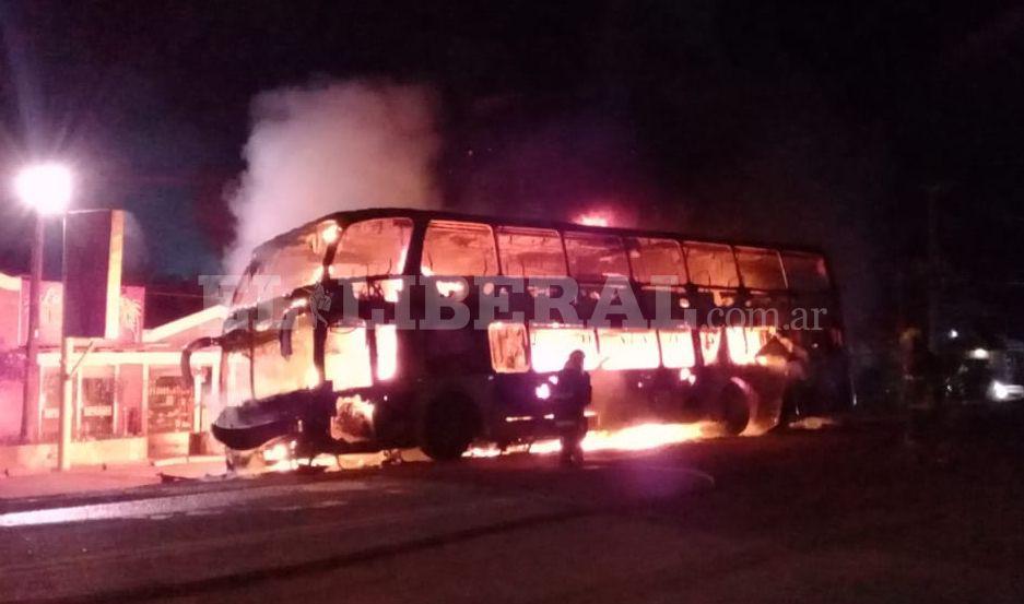 VIDEO Ruta 34- un micro con 41 pasajeros se prendioacute fuego a la altura de Colonia Dora