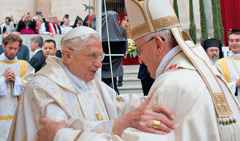 TENSIÓN El papa emérito Benedicto XVI incumplió su promesa de silencio y cuestionó una decisión de Francisco
