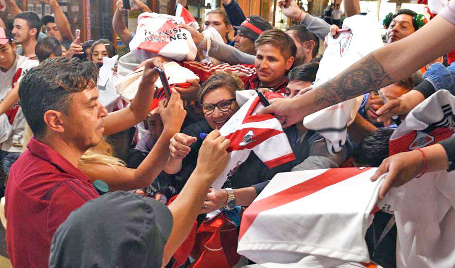 AMOR INCONDICIONAL Los hinchas de River le expresan permanentemente a Gallardo todo lo que sienten por él que trata de retribuir el cariño