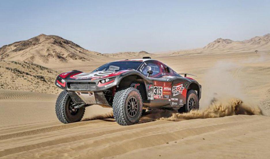 TRIUNFO El corredor francés Mathieu Serradori no dejó lugar para la duda entre los coches en el octavo tramo del rally Dakar 
