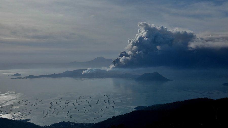 Insoacutelito celebran una boda con un volcaacuten a punto de erupcionar a pocos kiloacutemetros