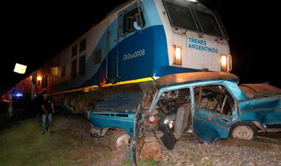 VIDEO  Un tren que debiacutea pasar por Santiago embistioacute a un auto- murioacute un adolescente