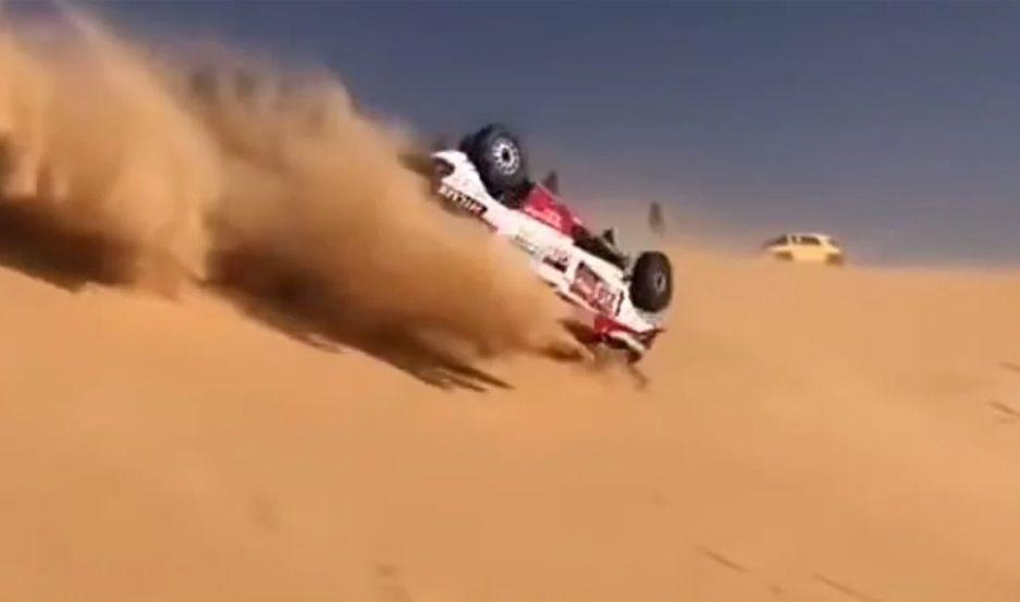 VIDEO  Miraacute el espectacular vuelco de Fernando Alonso durante el Dakar