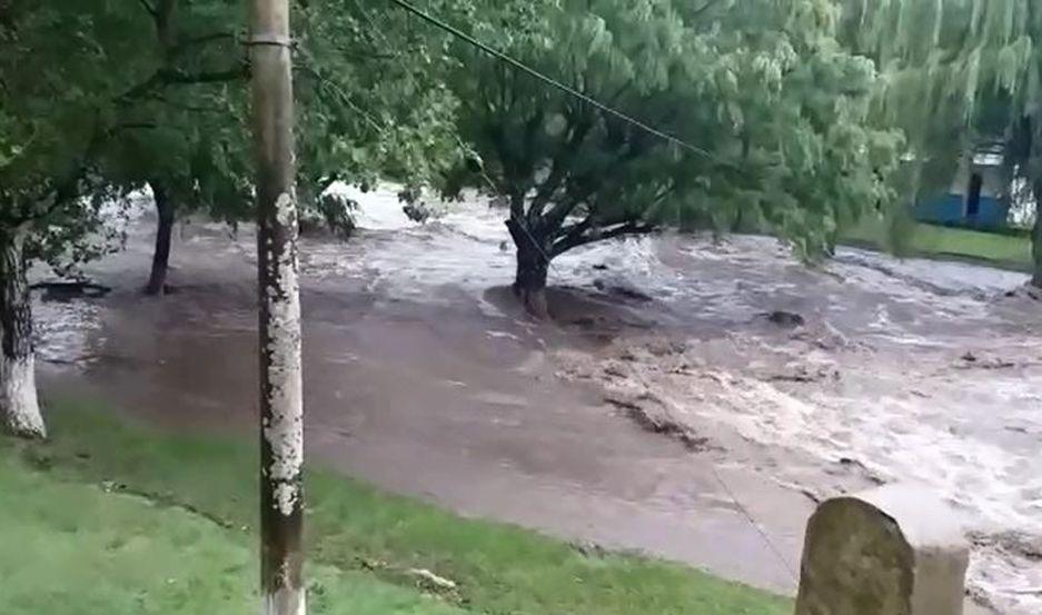 VIDEO La lluvia provocoacute la crecida del riacuteo Anquincila en la villa veraniega de Catamarca
