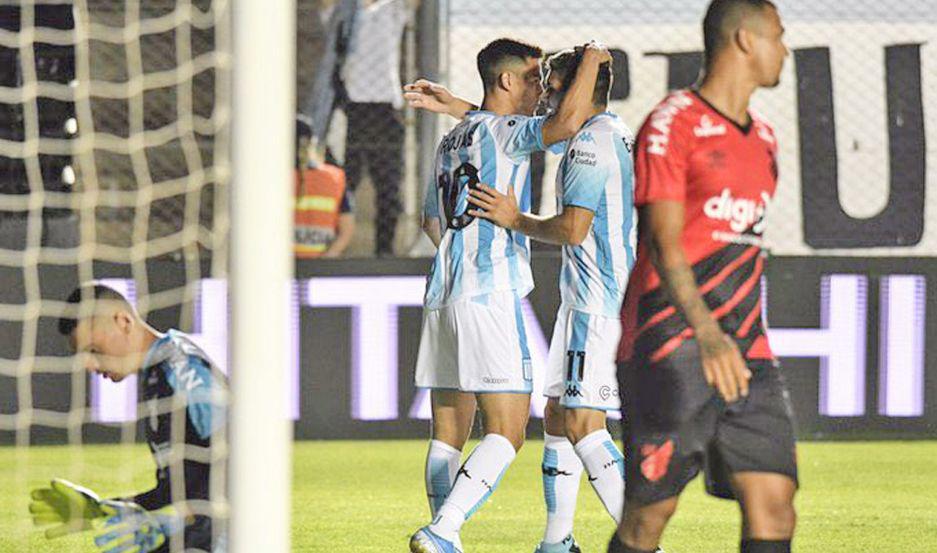 Racing y Paranaense jugaron anoche un duelo muy atractivo en el estadio San Juan del Bicentenario